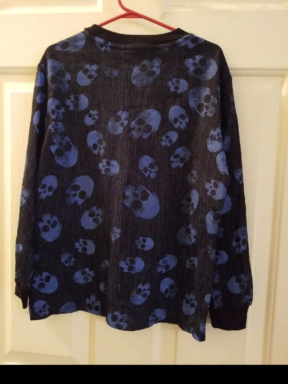 Old Navy Black Long-Sleeve Kids Tee with Blue Skull Print Size 6/7